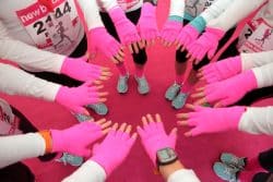 Mains des bénévoles formant un cercle